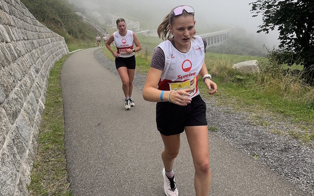 Nina Walker (SC Unterschächen), verfolgt von der Elite-Athletin Désirée Steiner (Davos), beim Berglauf in der Schöllenen (Bild Tino Walker) Nina Walker (SC Unterschächen), verfolgt von der Elite-Athletin Désirée Steiner (Davos), beim Berglauf in der Schöllenen (Bild Tino Walker)