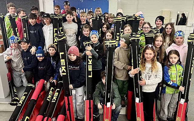 Die glücklichen Teilnehmer, die mindestens vier der sechs Wettkämpfe der Cupwertung bestritten hatten, erhielten ein Leki-Stockrohr (Bild Martina Gisler) Die glücklichen Teilnehmer, die mindestens vier der sechs Wettkämpfe der Cupwertung bestritten hatten, erhielten ein Leki-Stockrohr (Bild Martina Gisler)