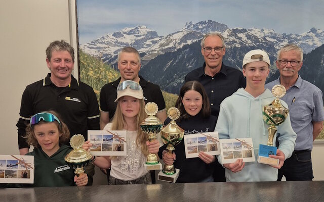 (Vorne von links) die Kategoriensieger, Lou Deplazes, Laura Regli, Melina Planzer, und Louis Regli. (Hinten von links) Adrian Planzer und Christof Arnold, Urner Skiverband, Hansueli Imholz, Cupsponsor, und Edi Arnold, Cupauswerter (Vorne von links) die Kategoriensieger, Lou Deplazes, Laura Regli, Melina Planzer, und Louis Regli. (Hinten von links) Adrian Planzer und Christof Arnold, Urner Skiverband, Hansueli Imholz, Cupsponsor, und Edi Arnold, Cupauswerter