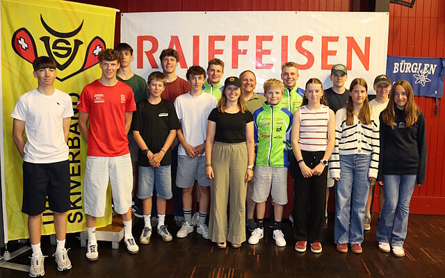 Die anwesenden und geehrten Wintersportlerinnen und Wintersportler Die anwesenden und geehrten Wintersportlerinnen und Wintersportler