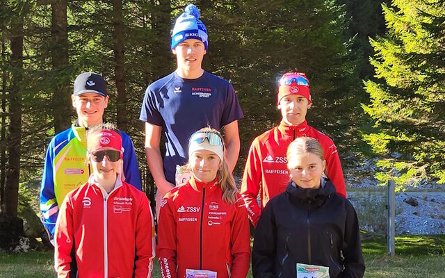 Die drei Erstrangierten der Overall-Wertung: Mario Briker, Tagessieger Jan Studhalter, Ben Blättler (hinten v. links nach rechts). Seraina Hengartner, Tagessiegerin Jill Bürgler und Julia Ruckstuhl (vorne v. links nach rechts). Bild Roman Briker Die drei Erstrangierten der Overall-Wertung: Mario Briker, Tagessieger Jan Studhalter, Ben Blättler (hinten v. links nach rechts). Seraina Hengartner, Tagessiegerin Jill Bürgler und Julia Ruckstuhl (vorne v. links nach rechts). Bild Roman Briker